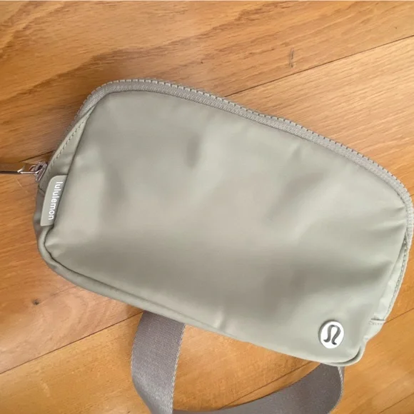 lululemon athletica women’s belt Bag - Picture 8 of 8